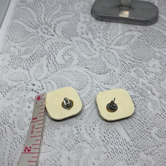𝅺Vintage artisan handmade carved resin square flower earrings statement style. - Picture 4 of 4